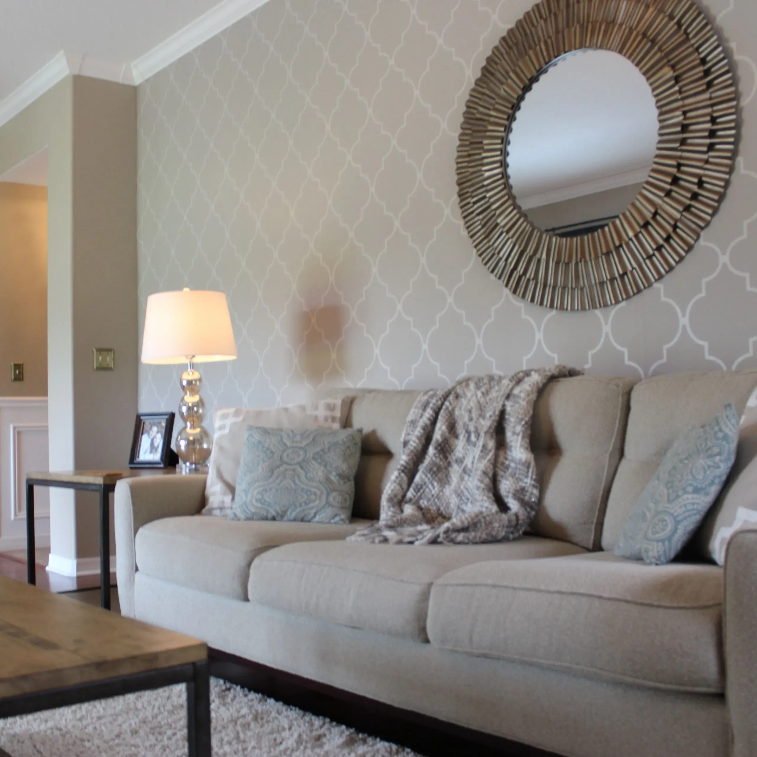 Amazing accent wall ideas for living room with wallpaper