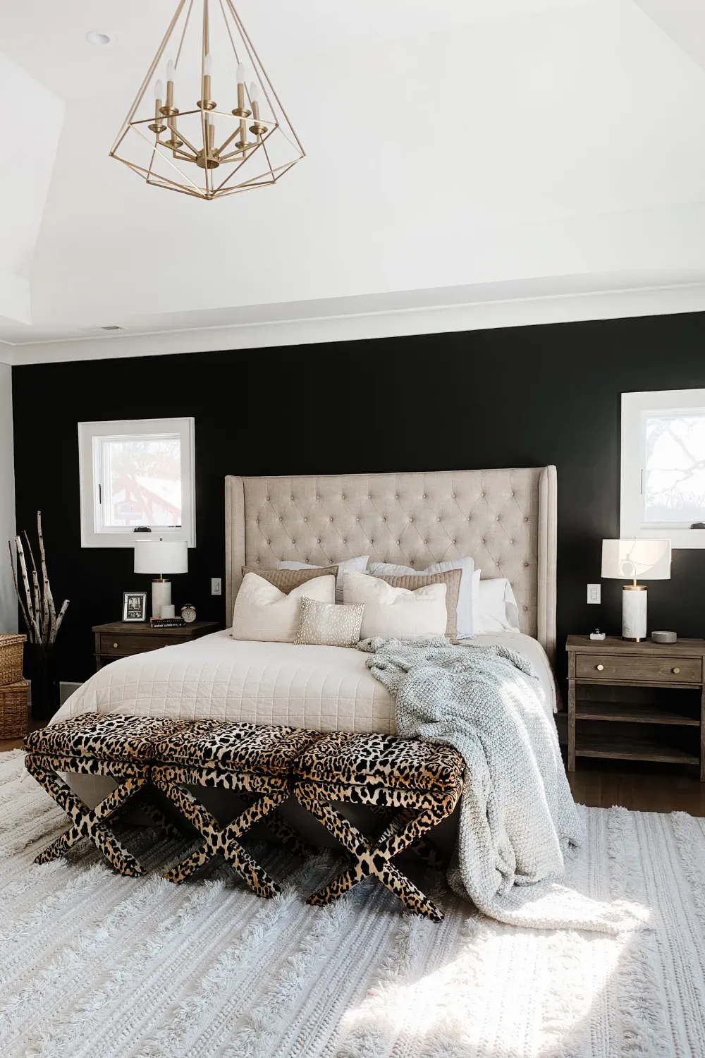 Chic black accent wall bedroom ideas for a stylish room