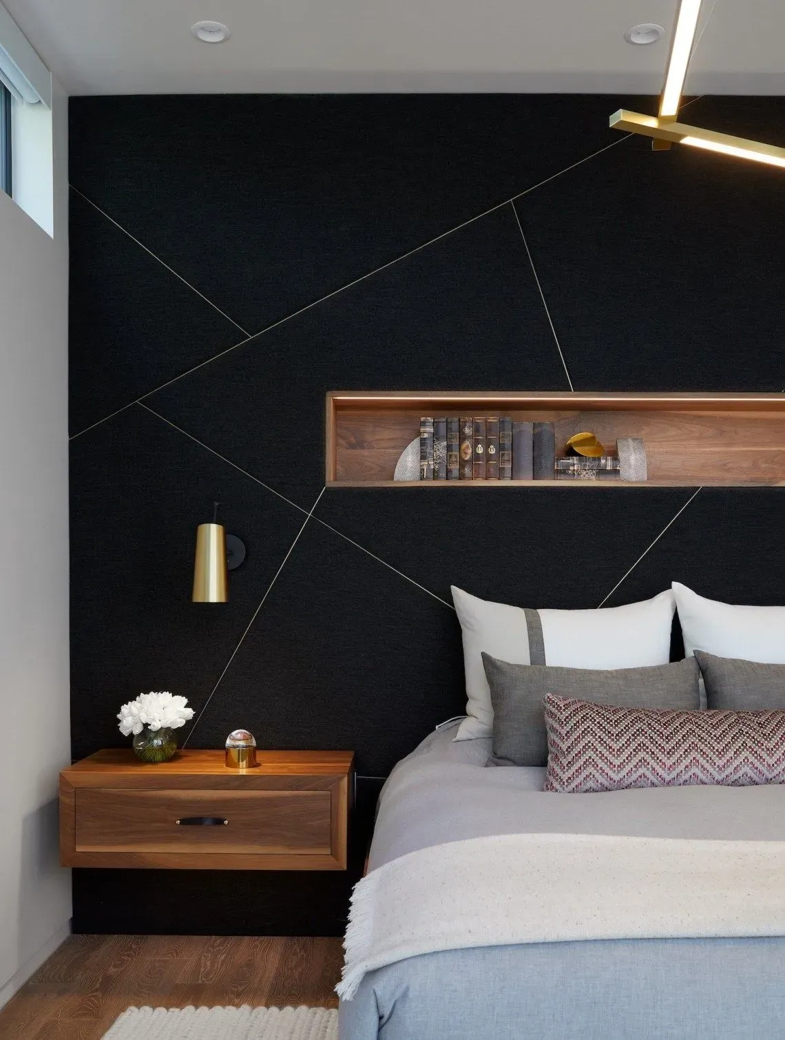 10 Bold modern black accent wall bedroom ideas