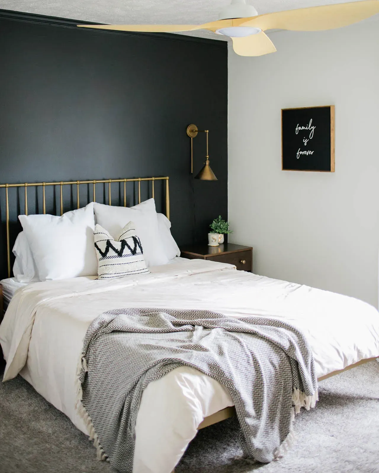 28 Chic room with black accent wall ideas to copy